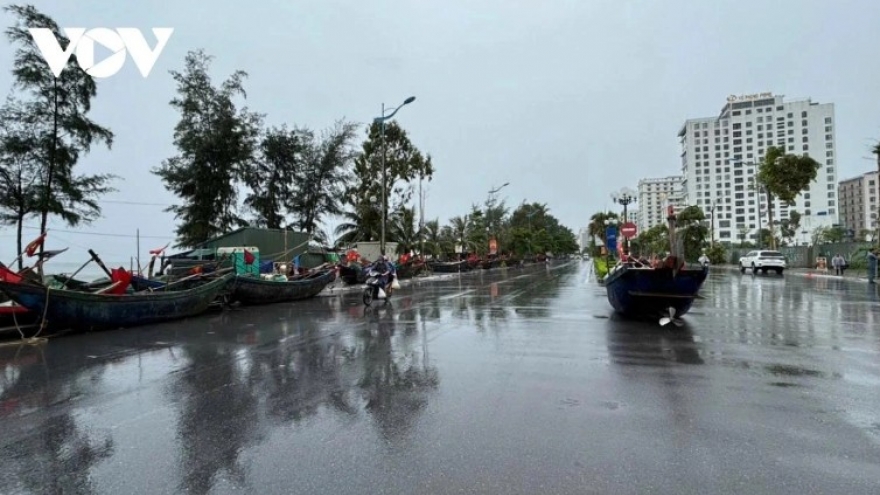 Powerful Typhoon Kajiki nears central Vietnam, 180 km off Quang Tri